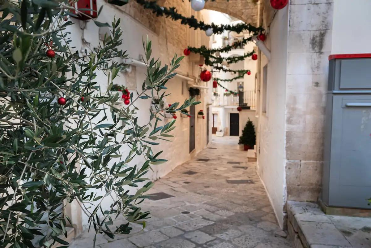 Locorotondo: das weiße Dorf Italiens, das die Essenz von Weihnachten in Apulien verbirgt